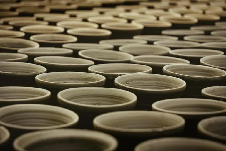 How to tell Pueblo pottery from Diné pottery at a glance
